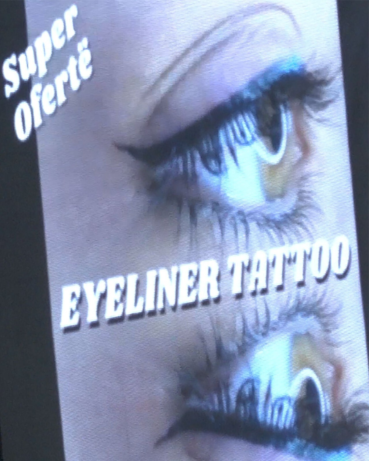 Ett verk av konstnären Tringa Gashi som visar en reklam för Eyeliner Tattoo